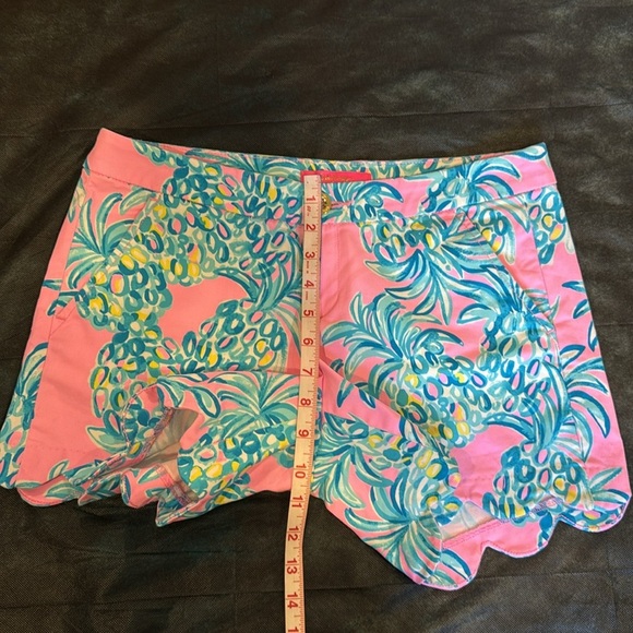🔥NWOT Lily Pulitzer Pink Scalloped Shorts with Blue and Yellow Pineapple Print🔥 - Picture 4 of 8